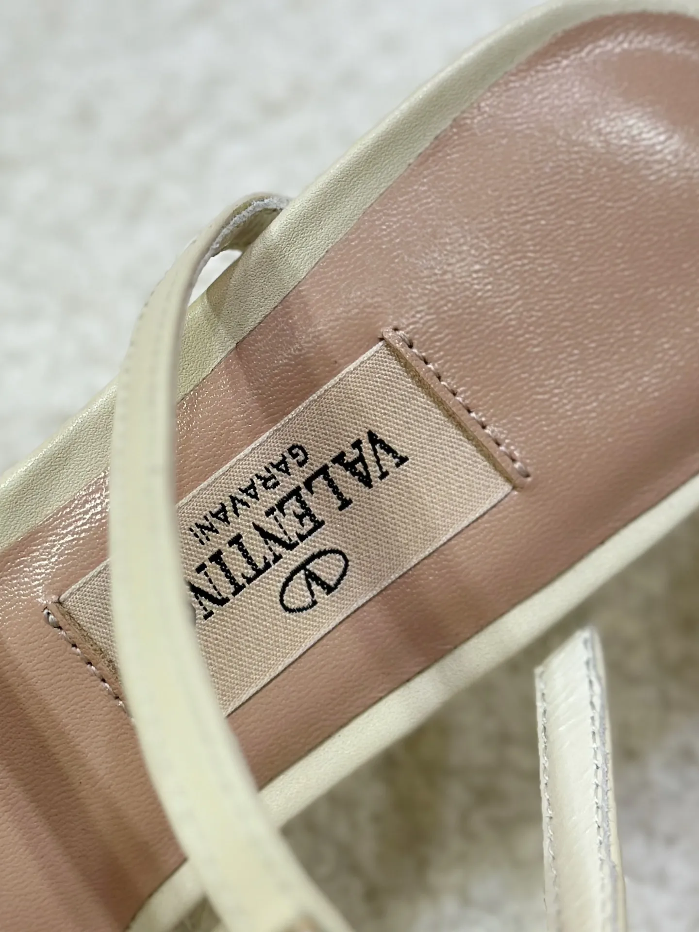👟👟Ex-factory price 540👟👟 🛒 VALENTINO 2024 latest ROCKSTUD rivet decorated three-strap back hollow sandals🔥🔥🔥 🕳️🕳️🕳️ ●━━━━━━─────────✔Exclusive original 1-1 development, no product without original version (made entirely of genuine leather🉑️Shop around) 〰 ɪɴѓᴏʀᴍᴀᴛɪᴏɴ 〰 Buckle: Pyramid rivet 0.5X0.5 hardware Material: calfskin + pyramid rivets Lining: full-grain sheepskin Outsole: Italian through-dyed cowhide Midsole: Italian original craft material Process: computer stitching, machine shaping Heel height: 6.0cm Color: black, off-white, apricot powder Ready stock code: 35 36 37 38 39 Ready stock Customized code: 34 40 41 No return or exchange